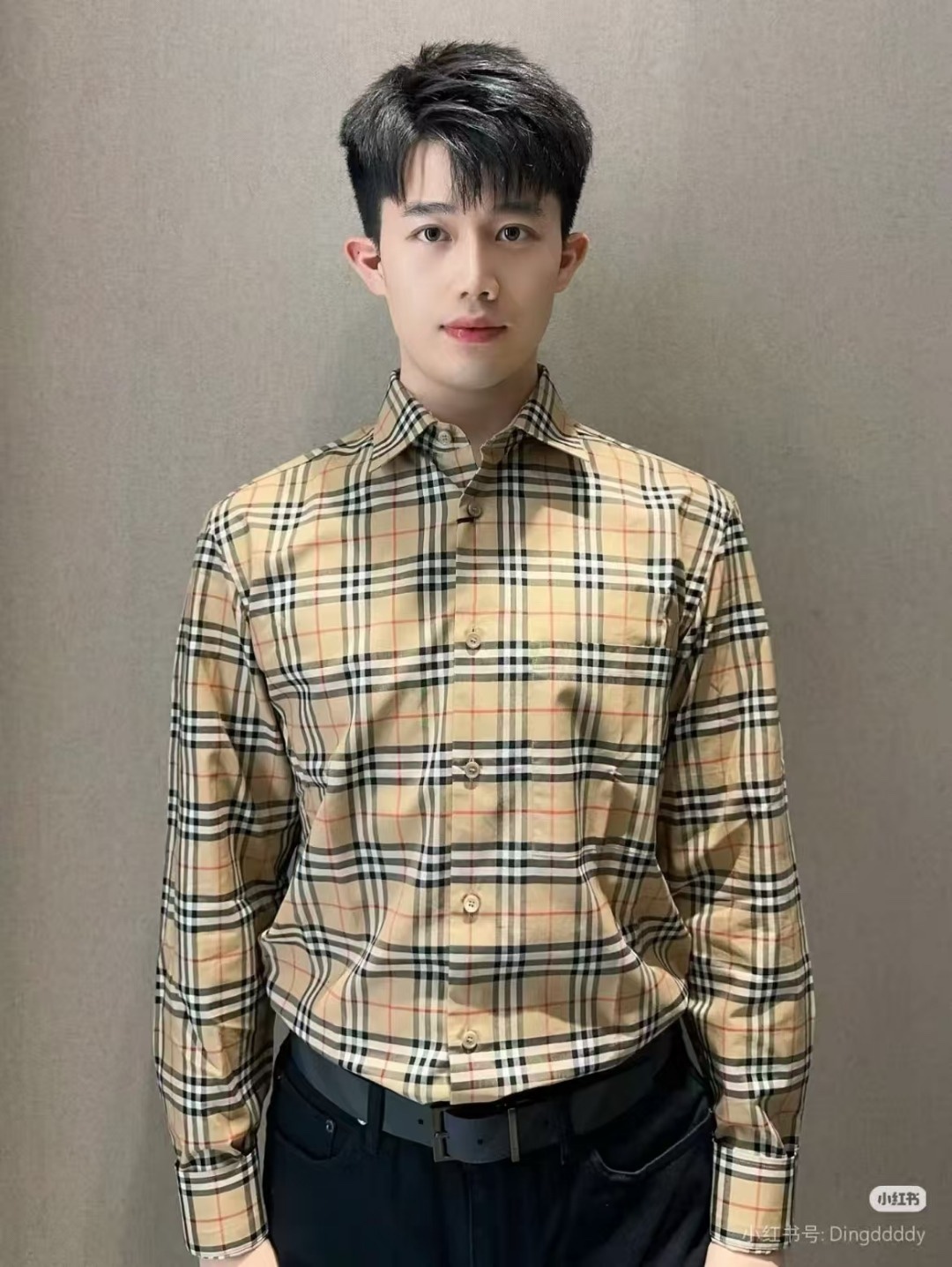 Burberry/巴寶莉 經典口袋小格紋棉質長袖襯衫
面料採用雙股80支梭織小斜紋面料，格紋對位，
紗線定織定染，每個獨立的尺碼都是定位裁片，前幅，口袋，
袖子等部位都是對格對位的，工序複製，費時費料，採用純天然珍珠貝殼紐扣，
洗水嘜定制，多處手工一片一片激光剪裁對位，
所有工序，用料都是ZP做法，區別市面一眼假版本
顏色：卡其小格
S Size：S-XL