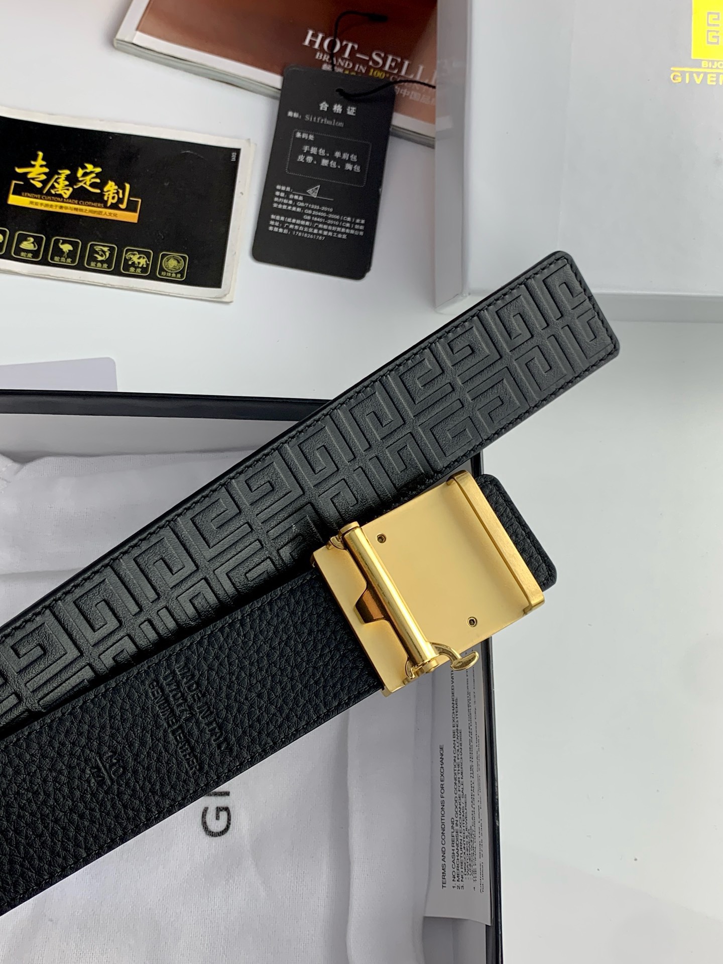 【紀梵希】新款男士 頭層小牛皮黑色壓花腰帶，內襯荔枝紋底，寬38毫米.搭配不鏽鋼經典4G自動扣.商務服裝造型的完美搭配。永恆經典！