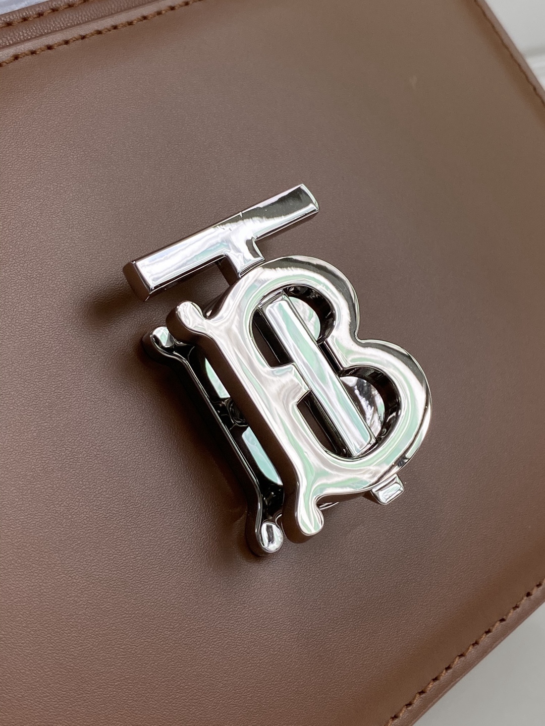 B家火爆🔥TB系列 “KINGDOM 王者之都” 簡潔利落的包身線條，質感和美貌度都超級感人，不經意的高級 ~ 金色標誌配著亮澤牛皮簡直復古至極 
這枚不爛大街 有辨識度 質感好 易搭配寶寶們喜歡嗎？😽
21 x 6 x 16cm🌟3311