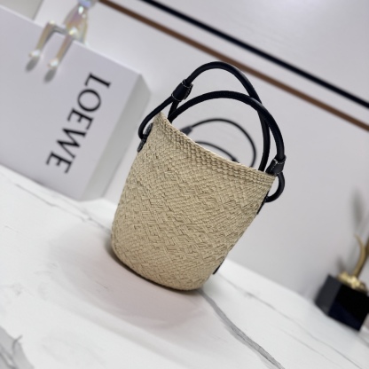 LO℮w℮🆕（高版本）🧺伊拉卡棕櫚纖維和牛皮革 Anagram Basket 手袋*一個傳統的籃子手袋*帶有經典的手工編織包身，管狀牛皮革帶子和頂部提手*以及一塊牛皮革 Anagram 壓紋貼片這個版本採用伊拉卡棕櫚製成，這種棕櫚樹在哥倫比亞種植、收穫並曬乾，然後由公平貿易原則指導的 Corporación Oficio y Arte 組織的女工匠編織。肩背或頂部提手攜帶*牛皮革系帶開合*可以使用個性化掛飾和帶子進行定制*無襯里*由於手工製作，尺寸可能略有不同，使每次購買都獨一無二🧺
