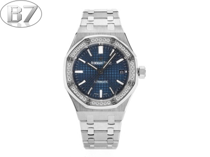 AP愛彼 女款愛彼皇家橡樹 剔除機芯甲板多餘部分，使之變得更加鏤空——成就鋼表巔峰—— 實力演繹 衛冕“鋼”王！【6大精妙之處】1.正品拆解開模，尺寸為37毫米與正品一致！2.完美還原正品表殼的每一處細節，盡顯正品“稜角分明 堅毅果敢”的陽剛氣質。3.鋼帶的做工無可挑剔，比市面上任何鋼帶表做工均要更上一層樓，鋼帶頭粒和表頭銜接的“緩衝帶”的鬆緊程度與正品一模一樣。4.自動陀的與原裝致敬，是市面唯一做到顏色於原裝一致的版本（市面一般版本均偏紅）其上的ap族徽雕刻獨一無二。