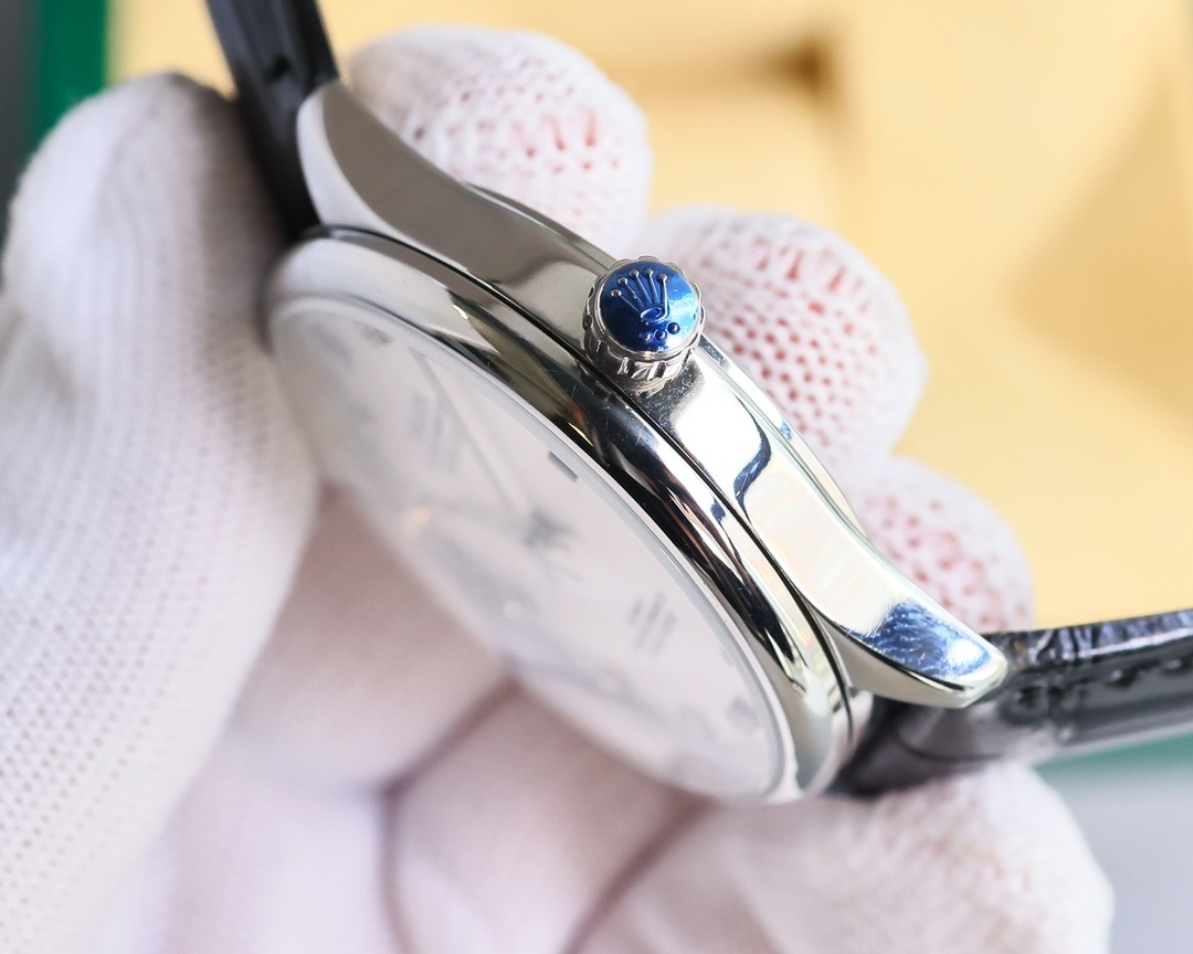 新品特推🔥🔥勞力士ROLEX（實拍圖）商務系列，全表採用316L精鋼，高檔大氣！316L精鋼打造完美多邊形弧度表殼！搭配進口藍寶石玻璃，意大利防水皮帶，原裝針扣！！！搭載原裝進口全自動機械機芯（零返修） ，直徑尺寸40mm 深度防水。 產品實物光澤手感更佳精湛  字盤刻度栩栩如生  殼套工藝都是宗師級別輕身檢驗 加上新時代機器高技鍛造  上手震撼尊貴非凡🔥AD出品 精品不斷🔥