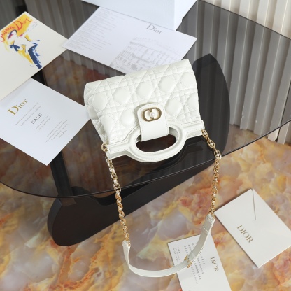 原廠級 白色鏈條手袋
這款 Dior Jolie Top Handle 迷你鏈條手袋是二零二六早春成衣系列新品，呈現出優雅精緻的設計。採用黑色羊皮革精心製作，飾以藤格紋，翻蓋點綴以金色飾面金屬 CD 標誌和白色樹脂珠飾。內設一個隔層，可收納各種日常用品。搭配雙頂部手柄和可調節、可拆卸 CD 鏈條肩帶，肩帶由皮革帶和 CD 鏈環組成，飾以白色樹脂珠飾，可舒適手提、肩背或斜挎，可與日常或晚裝造型搭配。
