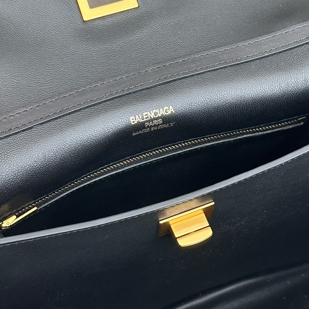 巴黎世家𝗕𝗮𝗹𝗲𝗻𝗰𝗶𝗮𝗴𝗮 🖤🖤出貨了！
款號：789779克色金扣
尺寸：28.9×20×9.9cm