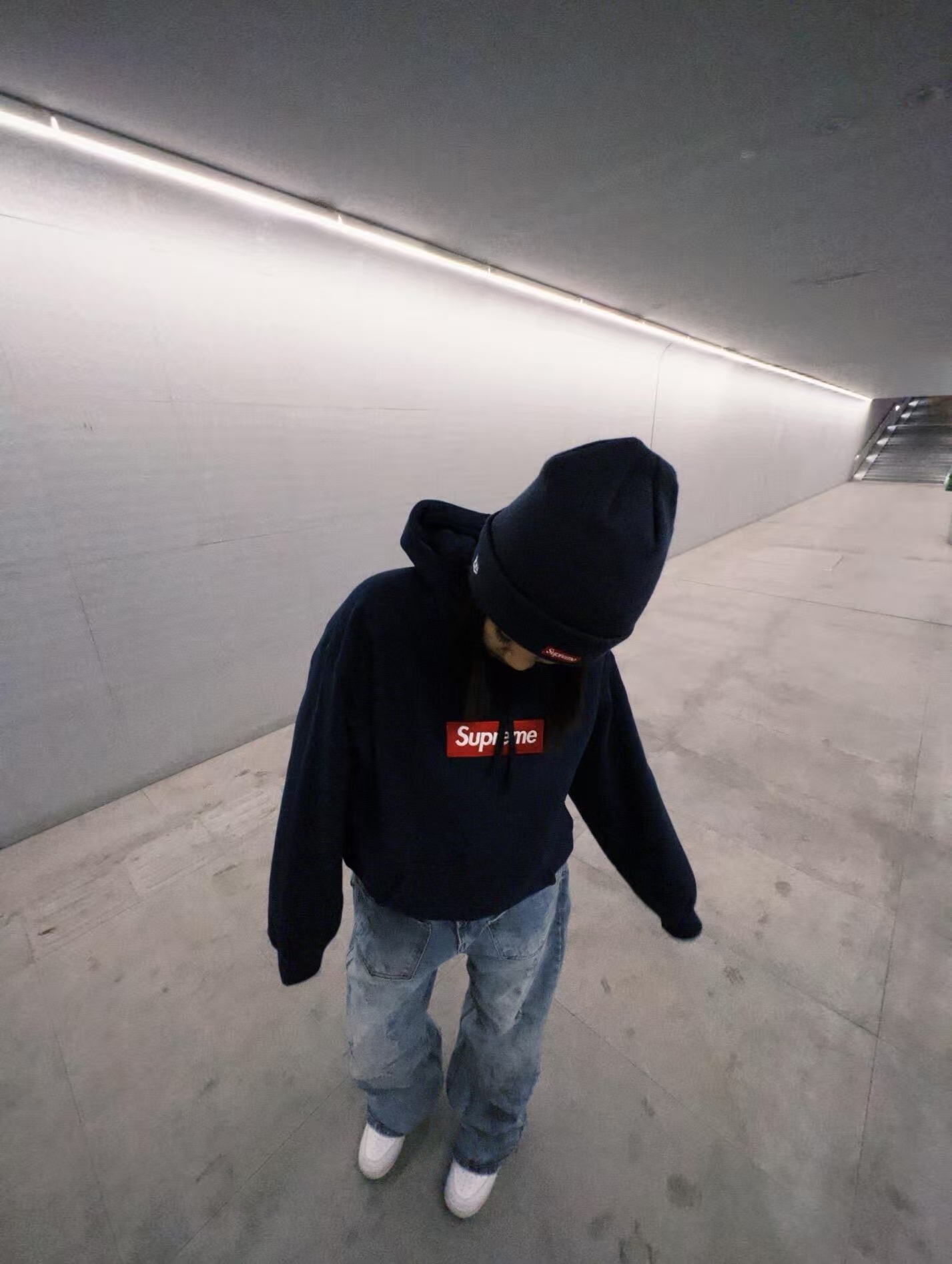 Supreme FW24 WEEK17 Box Logo Hooded Sweatshirt 胸前徽標刺繡logo口袋連帽衛衣帽衫
面料460克 高克重 面布質感強 韌性好 衣服收針處都有打套結（起到加固 久穿不變形 市面普通版本是沒有的哦） 歡迎對比 品質保證
F 尺碼：S M L XL