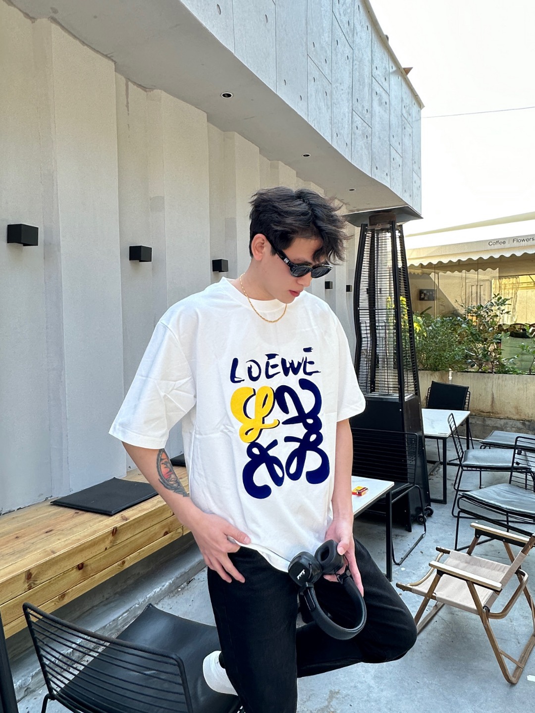 Loewe/羅意威 25ss 塗鴉彩繪植絨印花短袖T恤
260g棉質布料40支雙紗面料，無蝕塵‬毛藝工‬處布理‬面，紡織密度高，垂感佳，不易變形。
厚織感加上緊密紡紗工藝，不會影響Tee的透氣性，成色的飽和度很高
胸前撞色塗鴉彩繪植絨印花工藝
版型上身效果好，百搭好看的一款T恤，寬松版型遮肉顯瘦不挑人
顏色: 白色，黑色
S Size：S-XL