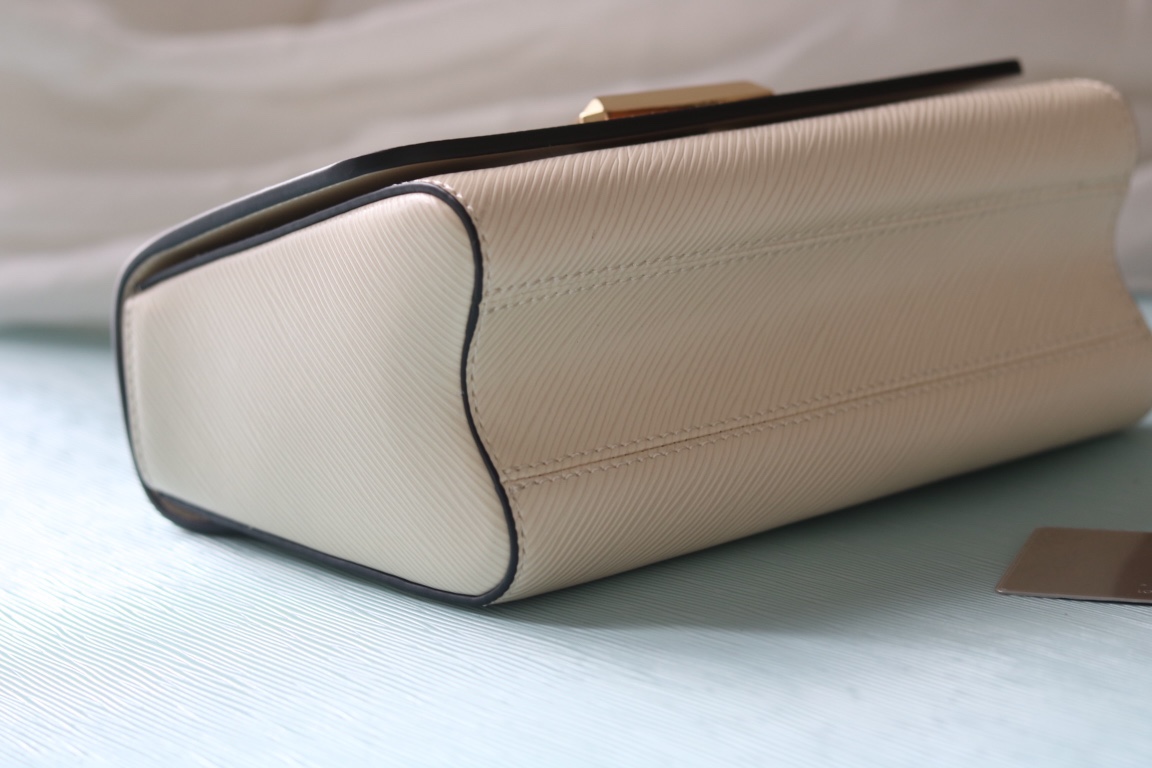 原版品質[玫瑰]歡迎貨比三家[玫瑰]款號：50391/22773/22774/23074/22768[玫瑰][玫瑰][玫瑰]本款Twist中號手袋將品牌標誌性Monogram花卉精巧融入裝飾鏈條，與雙色鎖扣相互呼應，優雅詮釋當季 TwistedFlowers主題。內貼袋之一配有可拆卸鏡子。
23x17x9.5釐米(長度x高x寬) Epi粒面皮革牛皮革飾邊牛皮革內襯金屬件
LVTwist扭鎖
內貼袋，配有可拆卸鏡子後側內貼袋
大號前內袋配有拉鍊袋肩帶:可拆卸，可調節包帶半長:350釐米
