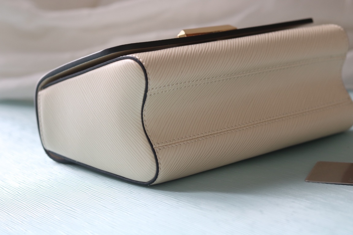 原版品質[玫瑰]歡迎貨比三家[玫瑰]款號：50391/22773/22774/23074/22768[玫瑰][玫瑰][玫瑰]本款Twist中號手袋將品牌標誌性Monogram花卉精巧融入裝飾鏈條，與雙色鎖扣相互呼應，優雅詮釋當季 TwistedFlowers主題。內貼袋之一配有可拆卸鏡子。
23x17x9.5釐米(長度x高x寬) Epi粒面皮革牛皮革飾邊牛皮革內襯金屬件
LVTwist扭鎖
內貼袋，配有可拆卸鏡子後側內貼袋
大號前內袋配有拉鍊袋肩帶:可拆卸，可調節包帶半長:350釐米
