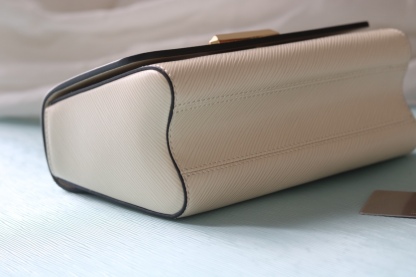 原版品質[玫瑰]歡迎貨比三家[玫瑰]款號：50391/22773/22774/23074/22768[玫瑰][玫瑰][玫瑰]本款Twist中號手袋將品牌標誌性Monogram花卉精巧融入裝飾鏈條，與雙色鎖扣相互呼應，優雅詮釋當季 TwistedFlowers主題。內貼袋之一配有可拆卸鏡子。
23x17x9.5釐米(長度x高x寬) Epi粒面皮革牛皮革飾邊牛皮革內襯金屬件
LVTwist扭鎖
內貼袋，配有可拆卸鏡子後側內貼袋
大號前內袋配有拉鍊袋肩帶:可拆卸，可調節包帶半長:350釐米
