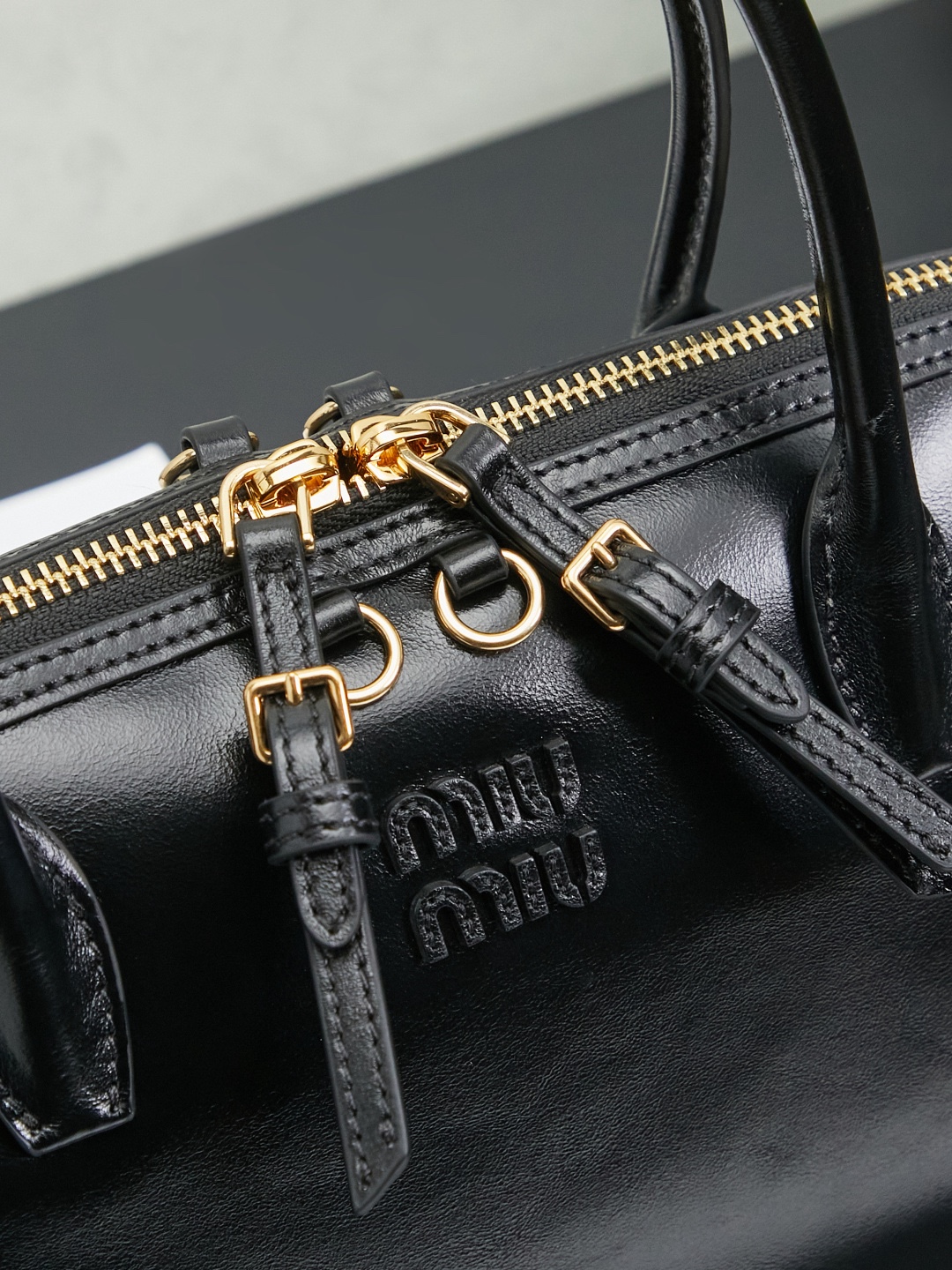 Miumiu新款贝壳包油蜡皮复古美， 审美真的很在线噢， 多种背法的松弛感拉满贝壳形状+手柄设计， 复古又时尚  ，慵懒的风格 不论是日常闲坐还是约会逛街都是很时髦. 总之就是很好看啦.. 可自己diy小挂件哦～