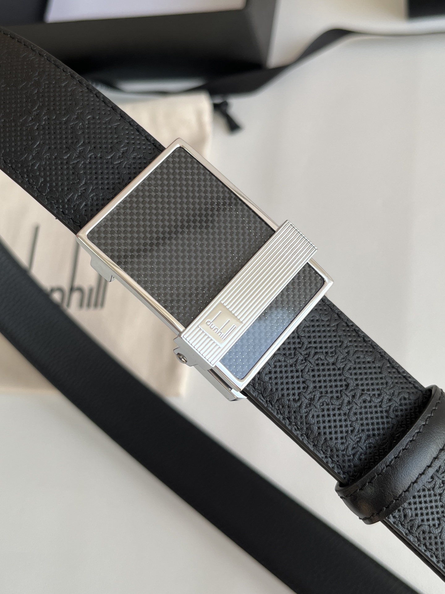 登喜路（Dunhill）是一家英國倫敦的男士奢侈品牌。皮帶以其精湛的工藝和經典的設計，成為男士配飾中的精品。皮帶的質感好、耐用性強，商務休閒百搭款！