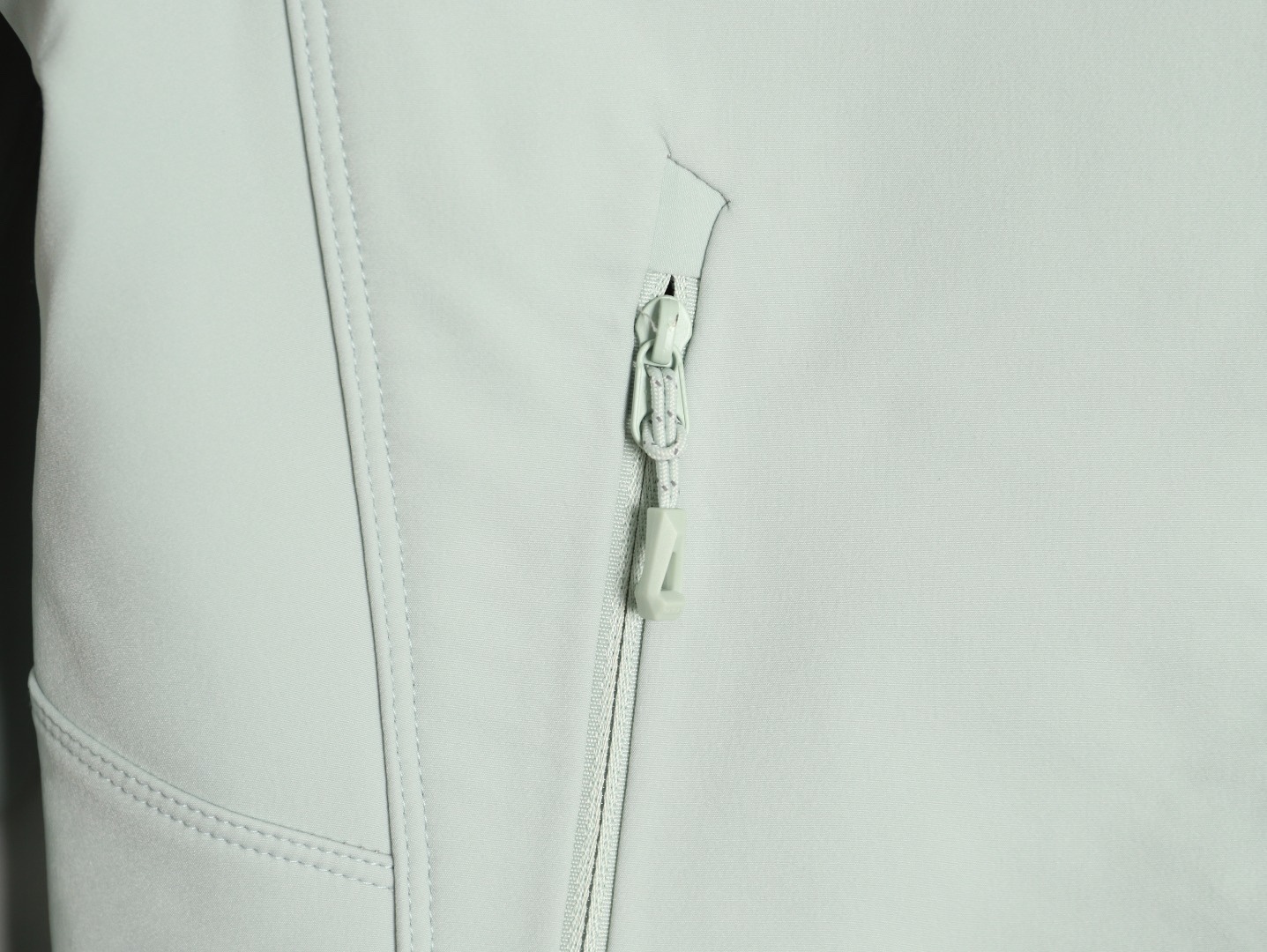 🔝KAILAS 凯乐石 M8 IC 运动户外登山徒步防风防泼保暖透气薄绒软壳拉链外套

某物在售同款 市面最好的货！ 全身压胶工艺 内里薄绒与鸟家伽马MX版型做工设计基本一致！

kailas自研科技面料 外层防风防水防冰内里采用中空保暖面料 立体薄绒 轻盈亲肤 保暖透气 有效抵挡在户外遇到的任何情况！ 前胸贴合口袋压胶 腋下一整片裁片的平车走线加压胶工艺 防止湿气冷气入侵的时候 衣服表面更加平整 大厂精湛做工 无可挑剔！
 3D风雪帽加中高帽领的设计 更有效防护颈部脸部冷风灌入且不遮挡视线