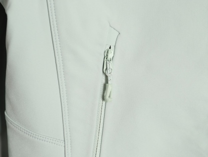 🔝KAILAS 凯乐石 M8 IC 运动户外登山徒步防风防泼保暖透气薄绒软壳拉链外套

某物在售同款 市面最好的货！ 全身压胶工艺 内里薄绒与鸟家伽马MX版型做工设计基本一致！

kailas自研科技面料 外层防风防水防冰内里采用中空保暖面料 立体薄绒 轻盈亲肤 保暖透气 有效抵挡在户外遇到的任何情况！ 前胸贴合口袋压胶 腋下一整片裁片的平车走线加压胶工艺 防止湿气冷气入侵的时候 衣服表面更加平整 大厂精湛做工 无可挑剔！
 3D风雪帽加中高帽领的设计 更有效防护颈部脸部冷风灌入且不遮挡视线