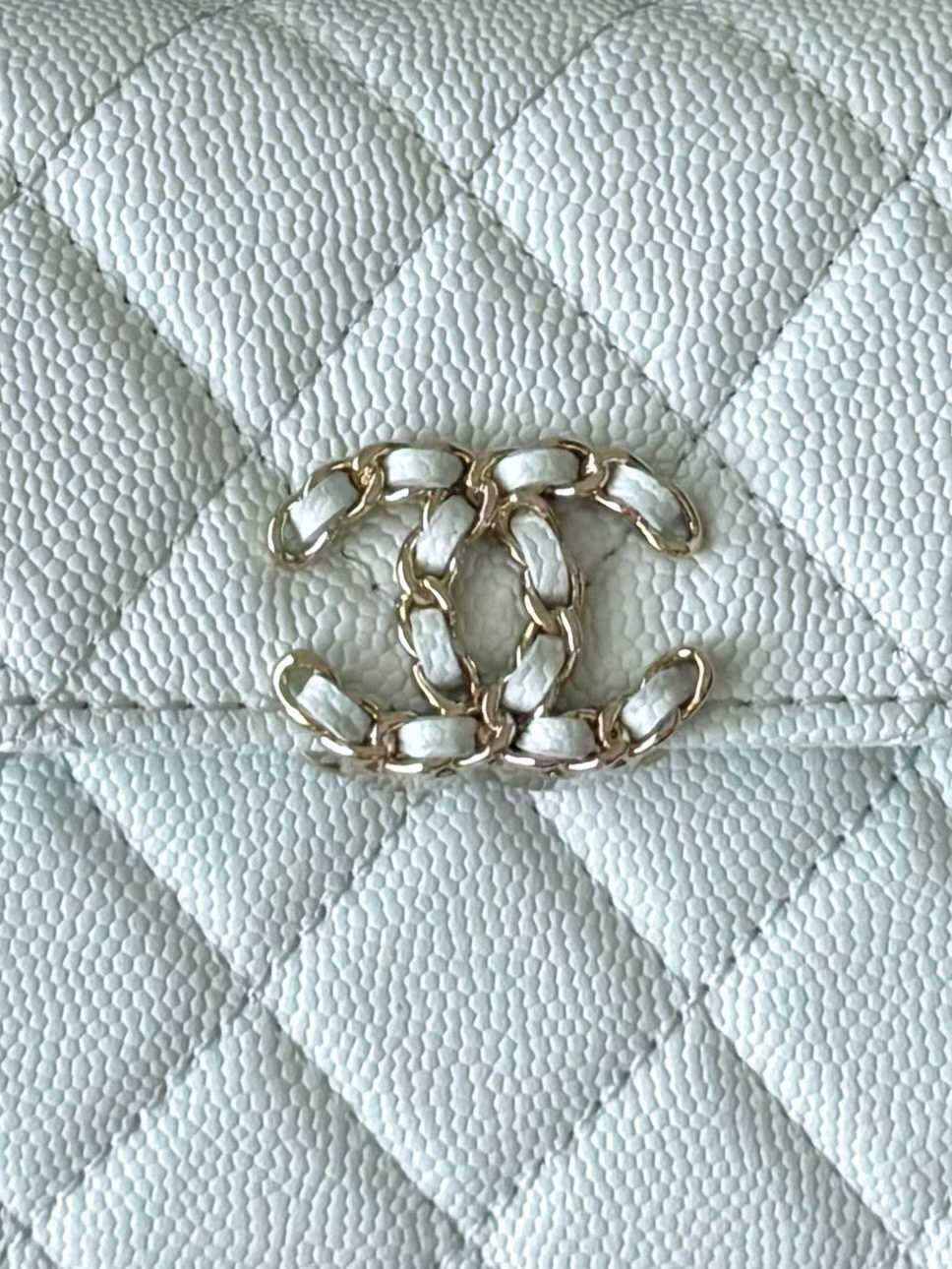 Chanel 25S 新款本季 最火的小球牛皮Kelly 手柄包
這顆絕對是黑馬
第一眼看到就深深愛上💕
顏值不必說 直接閉眼入不會錯
很好打理 也是百搭型
實現了單背斜挎腋下背手拎的效果📷
簡直就是福音〰️
很精緻 值得珍藏🔝

五金：全鋼18K淺金
皮料：獨家Haas小牛皮
尺寸：𝟏8*𝟏0*4.𝟓 𝚌𝚖
型號：AS3238