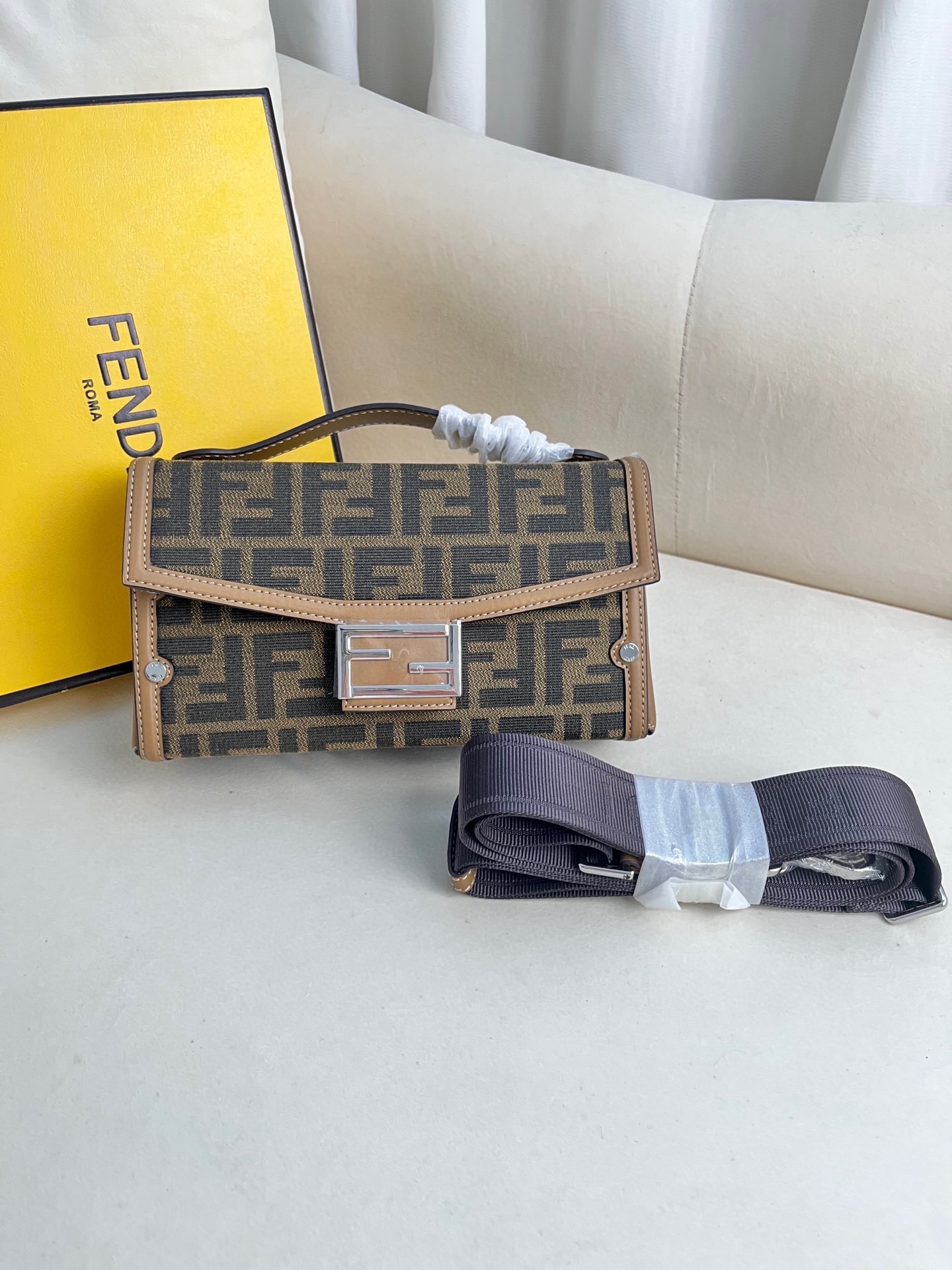 老花盒子包
FENDI 復古老花盒子包~超帥人手必備的百搭款~小牛皮搭配經典布料製作還有長肩帶和手提搭配使用！！日常使用率超高。尺寸21.5x6.5x12
款號：8036