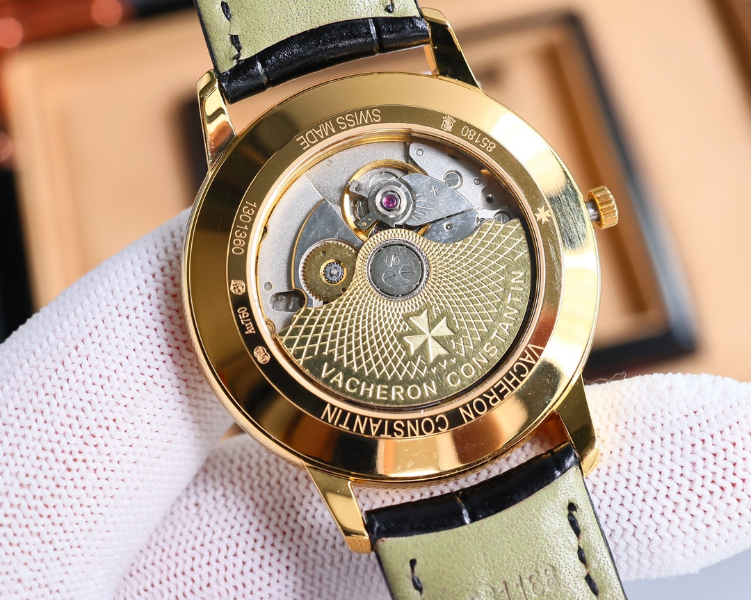 
最新款推薦   市場最高復刻 V4升級版本 江詩丹頓VC傳承系列85180腕表！
1⃣️【表殼】尺寸40MMX9MM，完美圓形的表殼，搭配微孤式表耳設計，使之更加貼合佩戴者的手腕。每一個成品殼套，都需經過MK嚴格的質量把控，方能還原正品獨特的質感。
2⃣️【機芯】9015鋼輪等部件均由MK制表師精工裝飾，自動擺陀更是鍍有18k金，最大限度呈現原裝精湛的工藝水平。
3⃣️【表鏡】前後兩片藍寶石玻璃鏡面，均有防眩暈鍍膜處理。
4⃣️【錶帶】雙層意大利小牛皮，搭配馬耳他十字針扣。🔥AD出品精品不斷🔥