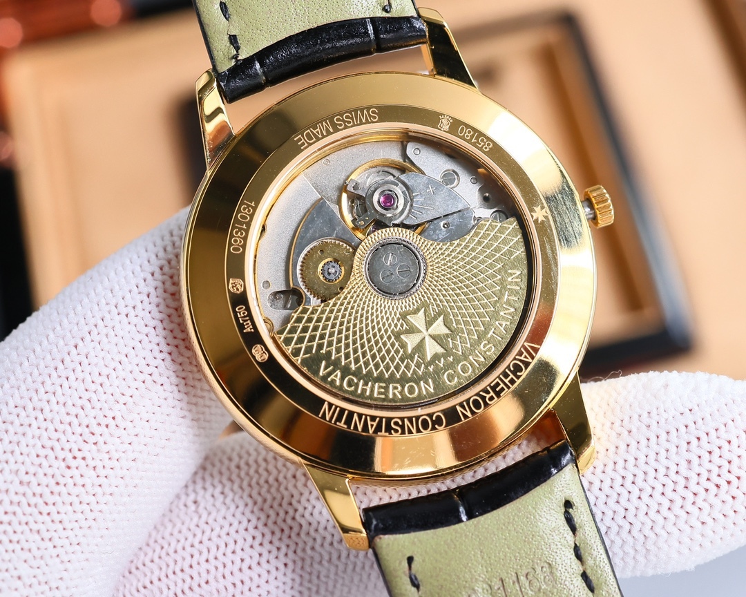 
最新款推薦   市場最高復刻 V4升級版本 江詩丹頓VC傳承系列85180腕表！
1⃣️【表殼】尺寸40MMX9MM，完美圓形的表殼，搭配微孤式表耳設計，使之更加貼合佩戴者的手腕。每一個成品殼套，都需經過MK嚴格的質量把控，方能還原正品獨特的質感。
2⃣️【機芯】9015鋼輪等部件均由MK制表師精工裝飾，自動擺陀更是鍍有18k金，最大限度呈現原裝精湛的工藝水平。
3⃣️【表鏡】前後兩片藍寶石玻璃鏡面，均有防眩暈鍍膜處理。
4⃣️【錶帶】雙層意大利小牛皮，搭配馬耳他十字針扣。🔥AD出品精品不斷🔥