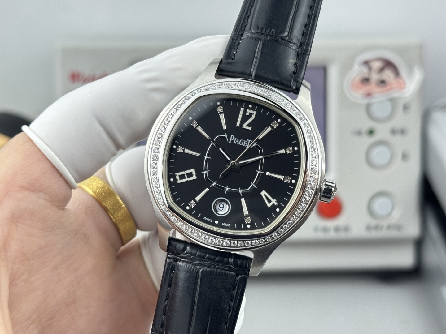 
最新推出男士款”
熱賣款🔥🔥🔥！方形殼—在推出新面孔—更別緻—更有型—經典
品牌：伯爵(方正卓絕 精緻之作）爆賣款🎉🎉🎉
類型：精緻款男士腕表（卓越）有轉必賣
錶帶：真牛皮&316L錶帶（舒適）大氣磅礡
機芯：超頂級機械2824機芯（穩定）
材料：礦物質超強鏡面（耐磨）
大氣風範 無限渴望 特別創意 載譽上市
尺寸：直徑42mm厚10mm榮譽
新款上市！歡迎轉載！