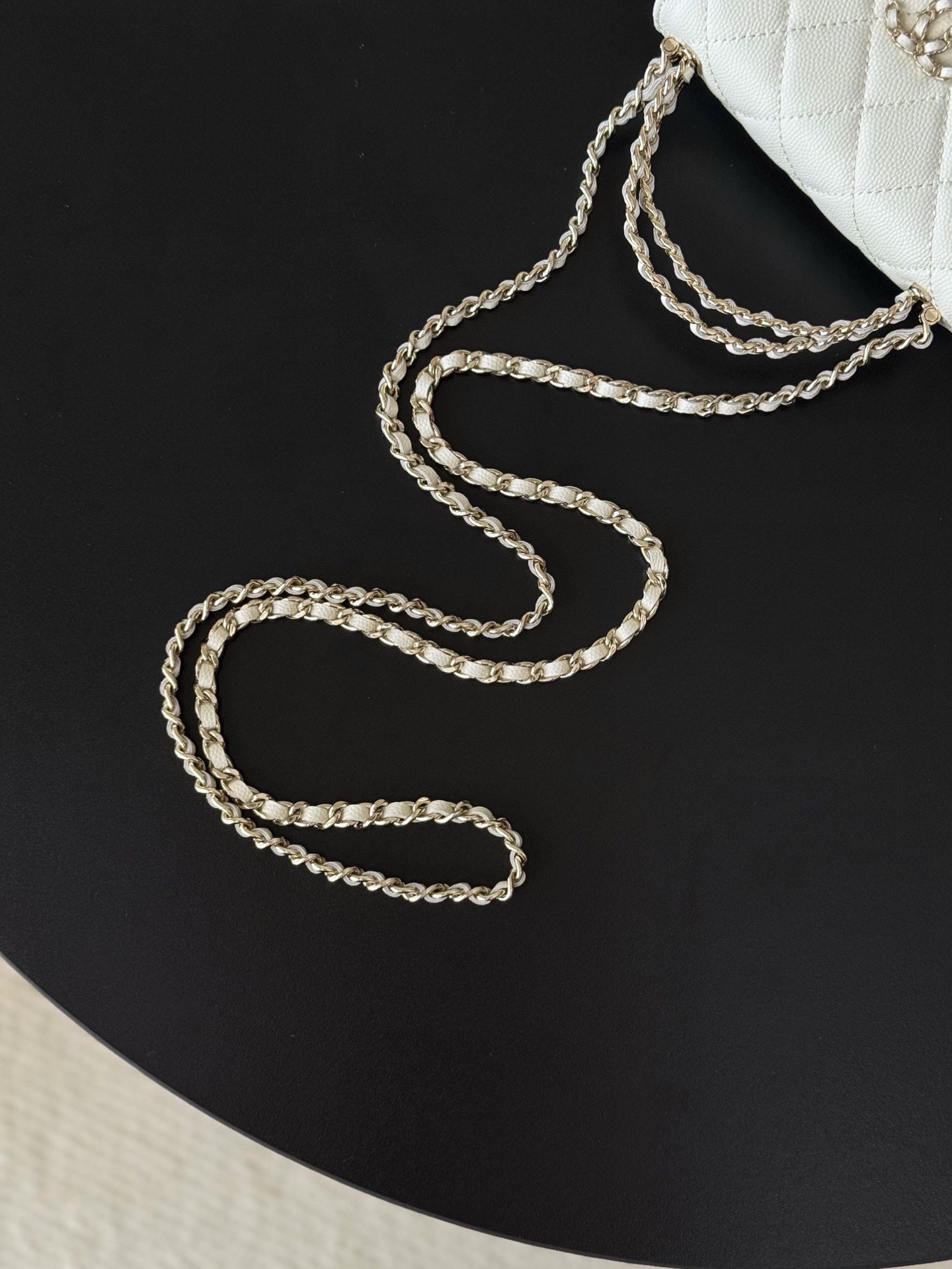 Chanel 25S 新款本季 最火的小球牛皮Kelly 手柄包
這顆絕對是黑馬
第一眼看到就深深愛上💕
顏值不必說 直接閉眼入不會錯
很好打理 也是百搭型
實現了單背斜挎腋下背手拎的效果📷
簡直就是福音〰️
很精緻 值得珍藏🔝

五金：全鋼18K淺金
皮料：獨家Haas小牛皮
尺寸：𝟏𝟒.𝟓*𝟏𝟏.𝟓*𝟓.𝟓 𝚌𝚖
型号：AS3237