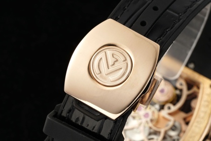 RMS最新 頂級復刻 法蘭克穆勒V45 Vanguard陀飛輪系列 歷時多年研發機芯 
1 1:1 超級復刻原裝複雜法穆蘭陀飛輪機芯 細節完美到位 打造正品機芯獨具的雙發條盒 超薄工藝 
2超長72小時動力儲存 告別每天手動上鏈 高端玩家的定制款 把頭上鏈30個半圈 發條盒為滿 不需要過度上鏈 
3 千錘百鍊 316L精鋼表殼 超薄表殼 與原裝一致厚度 彎曲弧度 更加貼合手腕 佩戴舒適 
4 純正進口意大利小牛皮 貼合手感品質一流的進口氟橡膠錶帶 與正版全完通用互換
5瑞士工程師 原版機芯拆解 一比一甲