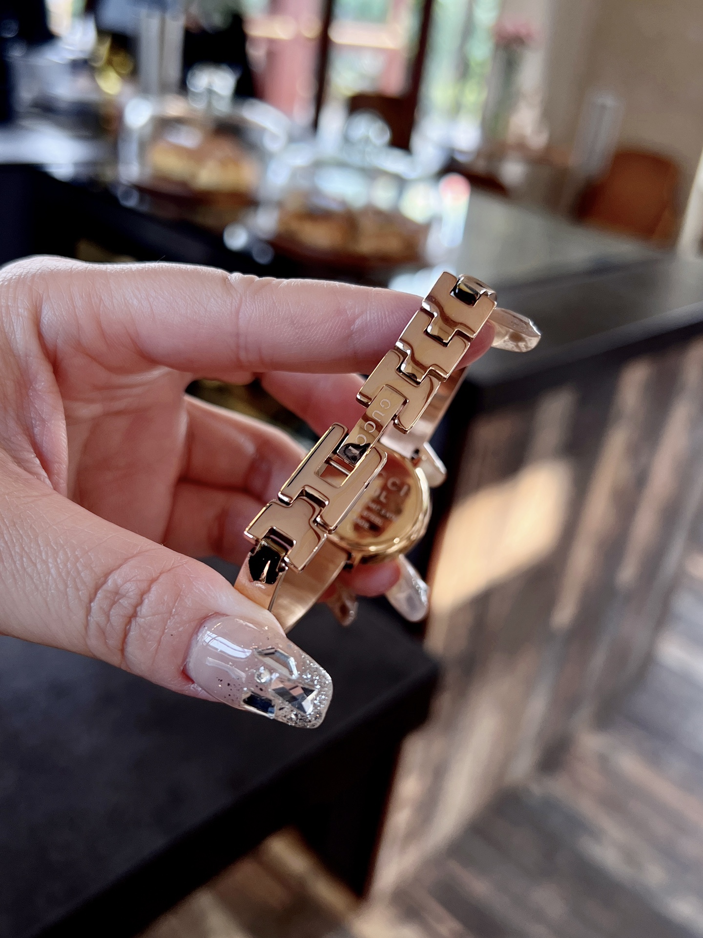 古馳
Gucci 瑞士日內瓦最新限量款升級版到貨（後蓋全新加重處理，重做原裝對版鑲鑽字面。字面鑲嵌八箭八星兩個閃亮的鋯鑽石💎，細節誠意滿滿💎區別以往老舊版本，歡迎品鑒👏👏），表徑25mm，厚度7.5mm，藍寶石玻璃，表面把頭都有經典雙G logo設計元素，非常經典，適合小手腕佩戴，小巧玲瓏，溫婉細膩