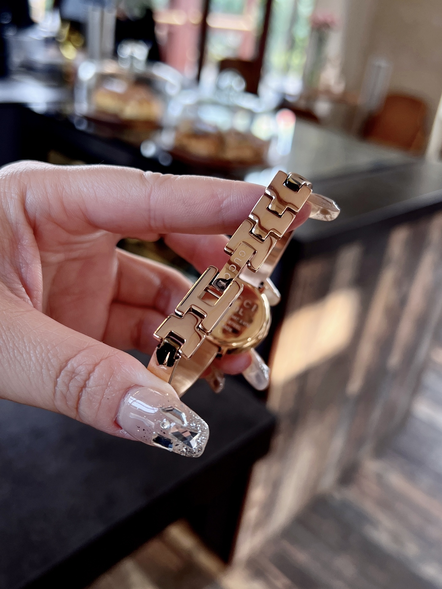 古馳
Gucci 瑞士日內瓦最新限量款升級版到貨（後蓋全新加重處理，重做原裝對版鑲鑽字面。字面鑲嵌八箭八星兩個閃亮的鋯鑽石💎，細節誠意滿滿💎區別以往老舊版本，歡迎品鑒👏👏），表徑25mm，厚度7.5mm，藍寶石玻璃，表面把頭都有經典雙G logo設計元素，非常經典，適合小手腕佩戴，小巧玲瓏，溫婉細膩