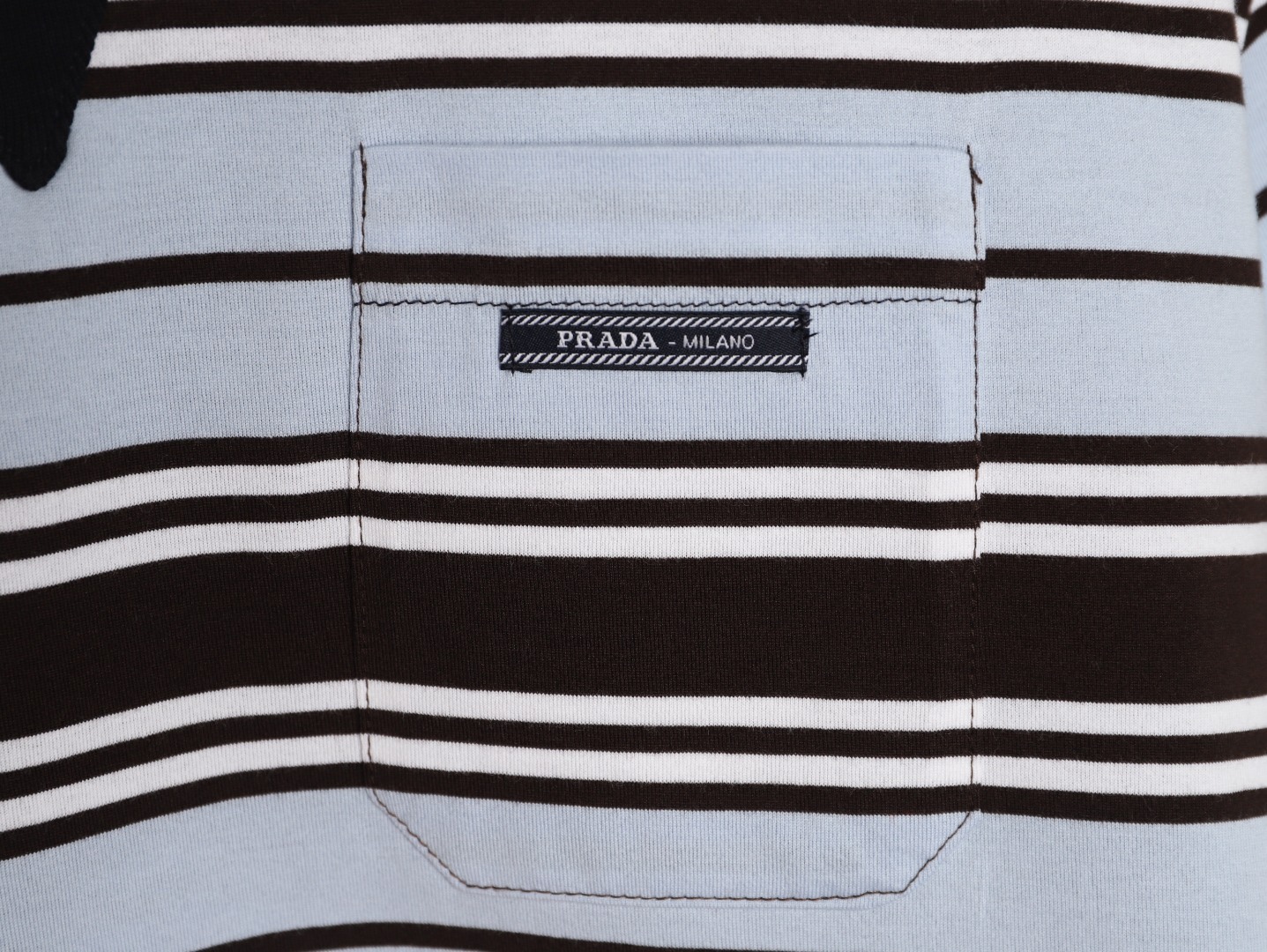 🔝PRADA普拉達PRD 藍色條紋口袋短袖T恤
定制精密60支雙股尊享條紋料，人體學立體裁剪，慢工出細活，做工複雜，繁瑣 時效慢，損耗高，手工紅外線畫線口袋，以紅外線技術為輔助，實現口袋位置的精准定位與標記，即保留了手工縫製的精細與靈活性，面料都經過澆洗，手感質感更佳，不易變形，不易縮水，不易褪色，合身版型
B Size：36 38 40 42