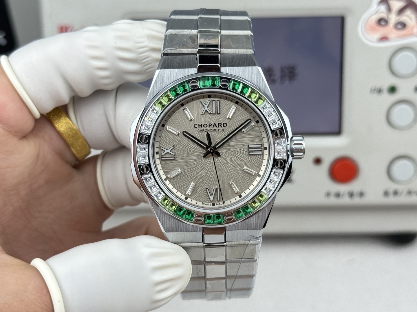 GH—Factory 獨家力作👍
蕭邦AlpineEagle雪山傲翼系列
🌈彩T鑽🌟變色龍🦎滿天星✨限量款及隱藏款首推
如炬目光，比擬暗夜星芒⛰️於山川湖海間🌊洞見紳士願景與磅礡未來👔
尺寸：原裝一致41mmX9.7mm
機芯：9015改Chopard 01.01-c
錶鏈：獨家原版開模金磚型鏈節一體式錶鏈
岩石紋錶盤，鍍銠羅馬數字，時針及分針時標均覆以Super-LumiNova® X1級螢光塗層
致獻當代“雄鷹”，志存高遠之人在日常生活中超邁群倫，其視野啓迪人心、昇華情志。憑借遠見和決心，