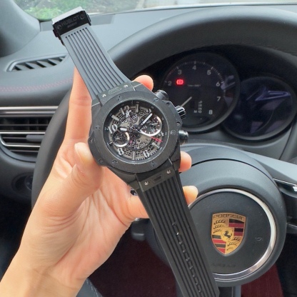 恆寶 Hublot精品男士腕表，勁爆鏤空設計，技藝精湛，獨具匠心，尊貴大氣，紳士風範。採用全自動機械機芯，頂級316精鋼表殼，天然橡膠錶帶，礦物質超強鏡面，尺寸43*13