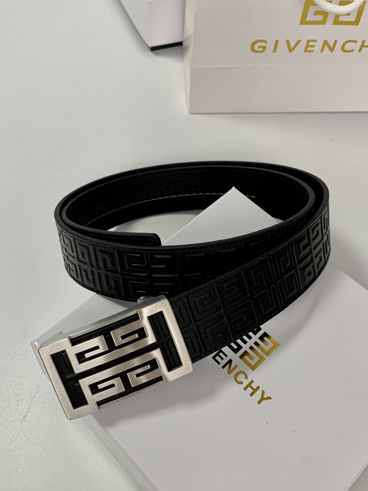 【紀梵希】新款男士 頭層小牛皮黑色壓花腰帶，內襯荔枝紋底，寬38毫米.搭配不鏽鋼經典4G自動扣.商務服裝造型的完美搭配。永恆經典！