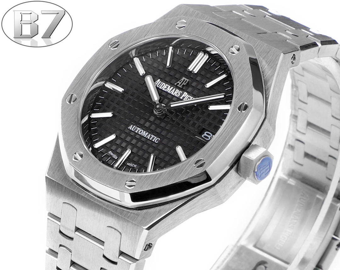 B7  Factory
AP愛彼 女款愛彼皇家橡樹 剔除機芯甲板多餘部分，使之變得更加鏤空——成就鋼表巔峰—— 實力演繹 衛冕“鋼”王！【6大精妙之處】1.正品拆解開模，尺寸為37毫米與正品一致！2.完美還原正品表殼的每一處細節，盡顯正品“稜角分明 堅毅果敢”的陽剛氣質。3.鋼帶的做工無可挑剔，比市面上任何鋼帶表做工均要更上一層樓，鋼帶頭粒和表頭銜接的“緩衝帶”的鬆緊程度與正品一模一樣。4.自動陀的與原裝致敬，是市面唯一做到顏色於原裝一致的版本（市面一般版本均偏紅）其上的ap族徽雕刻獨一無二。