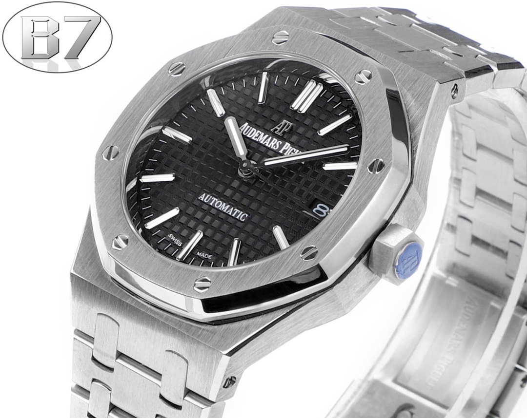 B7  Factory
AP愛彼 女款愛彼皇家橡樹 剔除機芯甲板多餘部分，使之變得更加鏤空——成就鋼表巔峰—— 實力演繹 衛冕“鋼”王！【6大精妙之處】1.正品拆解開模，尺寸為37毫米與正品一致！2.完美還原正品表殼的每一處細節，盡顯正品“稜角分明 堅毅果敢”的陽剛氣質。3.鋼帶的做工無可挑剔，比市面上任何鋼帶表做工均要更上一層樓，鋼帶頭粒和表頭銜接的“緩衝帶”的鬆緊程度與正品一模一樣。4.自動陀的與原裝致敬，是市面唯一做到顏色於原裝一致的版本（市面一般版本均偏紅）其上的ap族徽雕刻獨一無二。