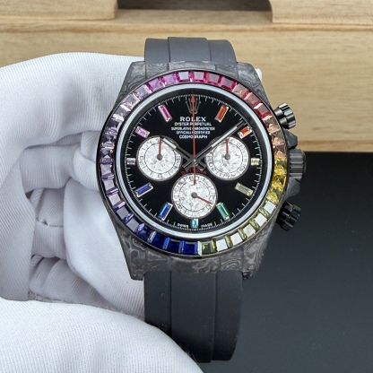 BLAKEN 頂配升級｜彩虹鑽·鉑金眼睛 4代迪通拿
BLAKEN Top Custom • Rainbow Diamond • Platinum Eye
Rolex Daytona 4th Gen 🔥
40mm 全碳纖維高端款｜實拍質感拉滿
Full Carbon Fiber • 40mm High-End Quality
✅ 72H Long Power Reserve
搭載4130一體機芯，72小時長續航，穩定耐用
✅ 魔術貼便攜式錶帶，佩戴方便快捷
Velcro portable strap