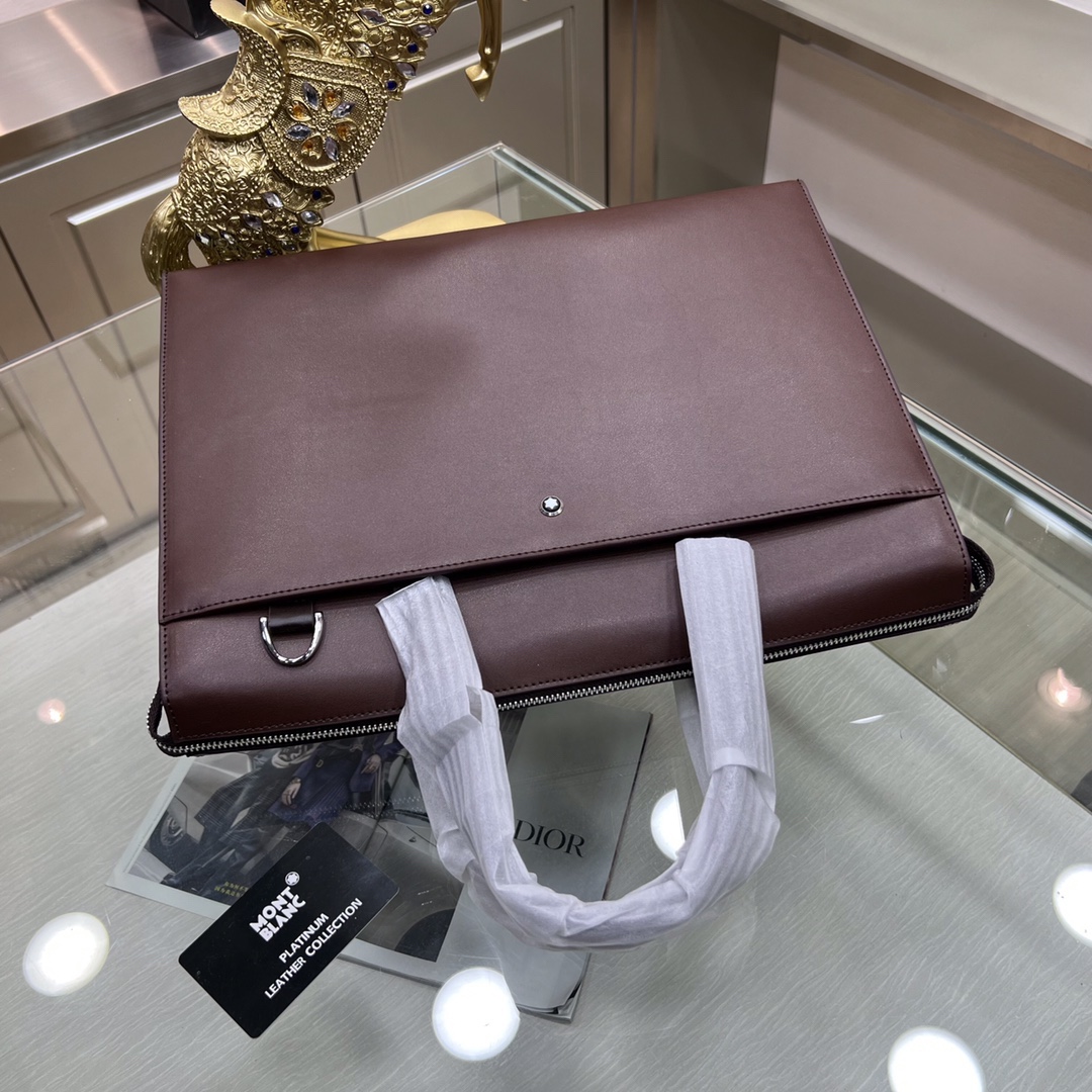 Montblanc International（萬寶龍）🔥萬寶龍新款男士定型公文包，採用進口頭層定型牛皮製作，搭配頂級五金配件，帶密碼鎖，在公文包系列中實屬佼佼者。商務人士與潮流達人皆適用的款式。[色]喜歡的速度下單✅
型號：1161-1
尺寸：39-29-10
顏色：黑色、啡色