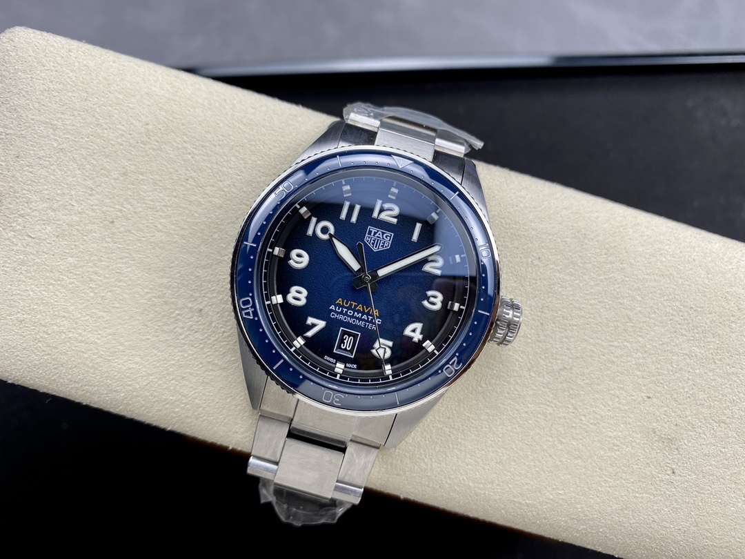 TAR年末巨獻——超級泰格豪雅系列腕表，正裝休閒兩不誤、小眾而不平庸、穩重而不失靈動，通勤的最佳首選腕表。全系均採用原裝數據打造、配件可以和原廠互換，頂級打磨 超強夜光 防水性能高達100米，超原單品質 誠意滿滿 並搭載原裝sw200機芯，歡迎品鑒！