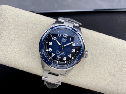 TAR年末巨獻——超級泰格豪雅系列腕表，正裝休閒兩不誤、小眾而不平庸、穩重而不失靈動，通勤的最佳首選腕表。全系均採用原裝數據打造、配件可以和原廠互換，頂級打磨 超強夜光 防水性能高達100米，超原單品質 誠意滿滿 並搭載原裝sw200機芯，歡迎品鑒！