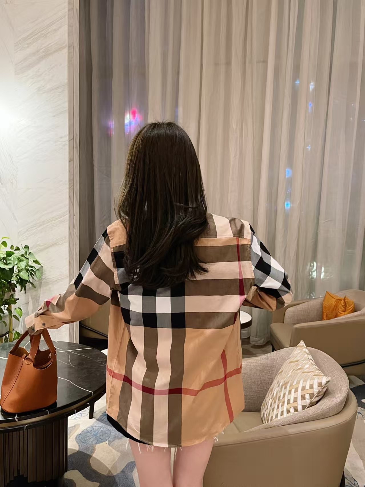 Burberry/巴寶莉 經典大格紋棉質襯衫
定制原版一致80支精梳棉單線紗，紗線全部訂染，最終確定織法，
無論是格型大小線條粗細均達到Y版水平並且布料沒有尾斜現象，
紅外線裁剪對條對格單件裁，保證大貨品質，
定制塔羅貝油封噴漆扣子自然發亮（不同市場版都是樹脂扣），裁片、領子坐領 門邊 袖口 部位加了燙薄，
全部要對格對位出成品，紅外激光定位對格取位，
每個獨立的尺碼都是定位裁片，前幅，口袋，袖子等部位都是對格對位的，
工序複製，費時費料，經典簡單氣質不失大牌，面料上身舒適柔軟卻又挺括有型，