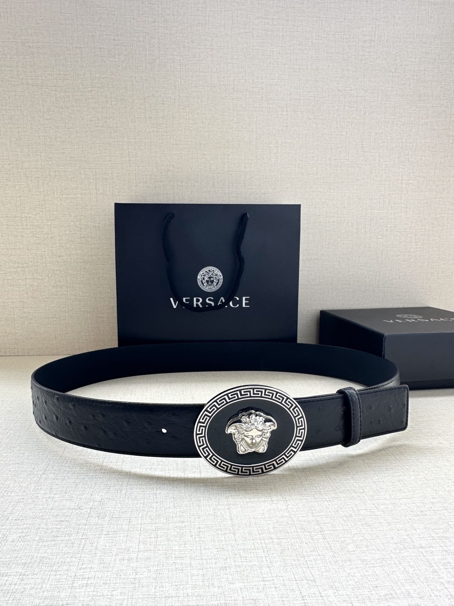 寬度：4.0cm （範思哲） 此款橢圓五金配件、腰帶飾有標誌性的Versace美杜莎頭像扣，彰顯品牌格調。是一款精美的衣櫥必備單品。