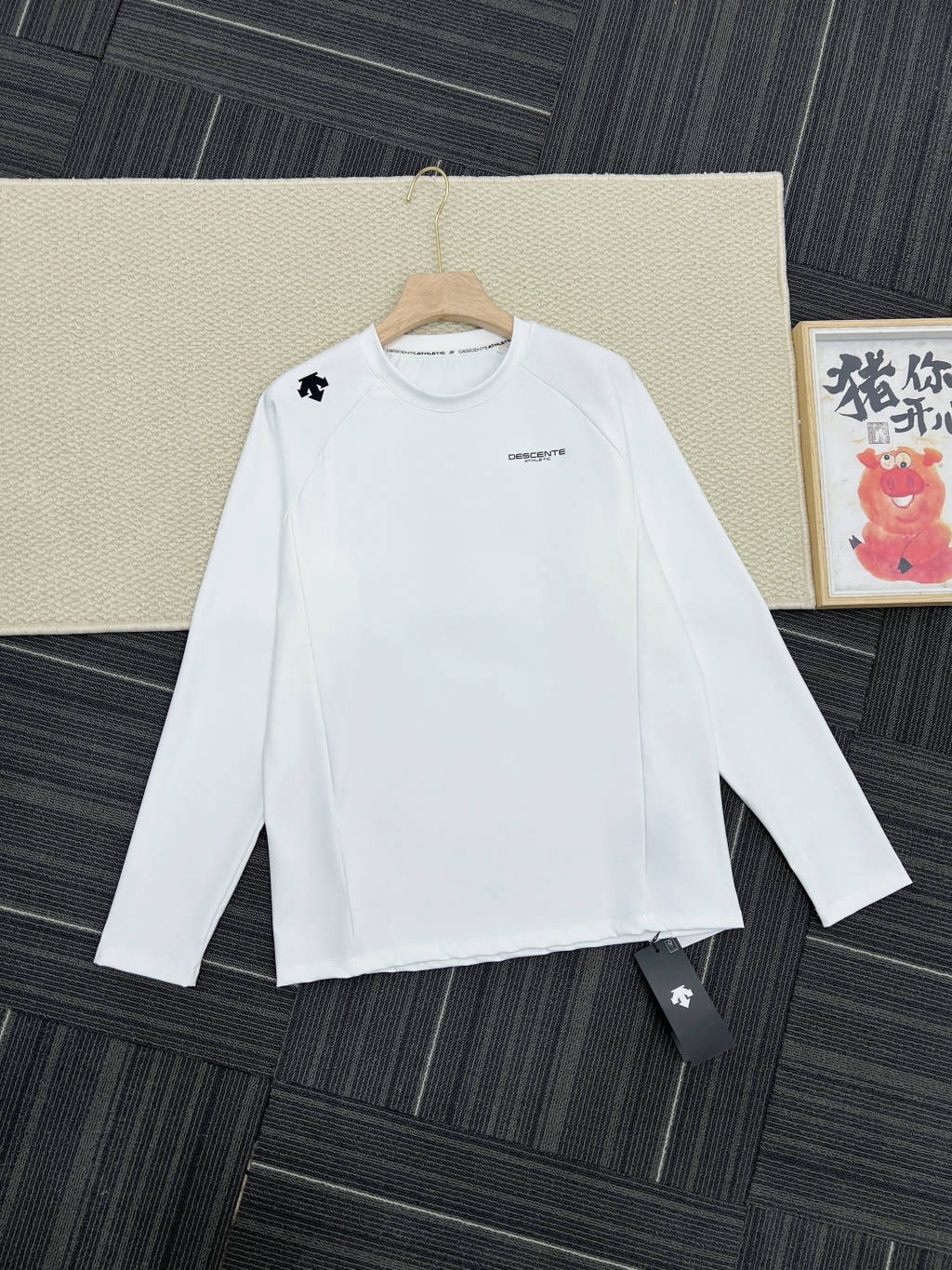 春秋新款DST迪桑特情侶👫綜訓系列長袖運動衫
韓國🇰🇷櫃子同步
迪家高端專業運動面料，精梳輕拉絨，親膚舒適，排汗吸濕！面料不易變形、不易褪色以及快速乾爽的三大頂尖優勢
右肩的立體LOGO，高溫熱燙印的工藝加持，右下擺字母小壓花，增加了設計的趣味性和觀賞度
整體既有嚴謹的精英範，又有利落陽光的運動感，彰顯品牌魅力 ！
