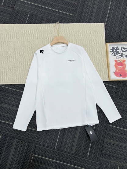 春秋新款DST迪桑特情侶👫綜訓系列長袖運動衫
韓國🇰🇷櫃子同步
迪家高端專業運動面料，精梳輕拉絨，親膚舒適，排汗吸濕！面料不易變形、不易褪色以及快速乾爽的三大頂尖優勢
右肩的立體LOGO，高溫熱燙印的工藝加持，右下擺字母小壓花，增加了設計的趣味性和觀賞度
整體既有嚴謹的精英範，又有利落陽光的運動感，彰顯品牌魅力 ！
