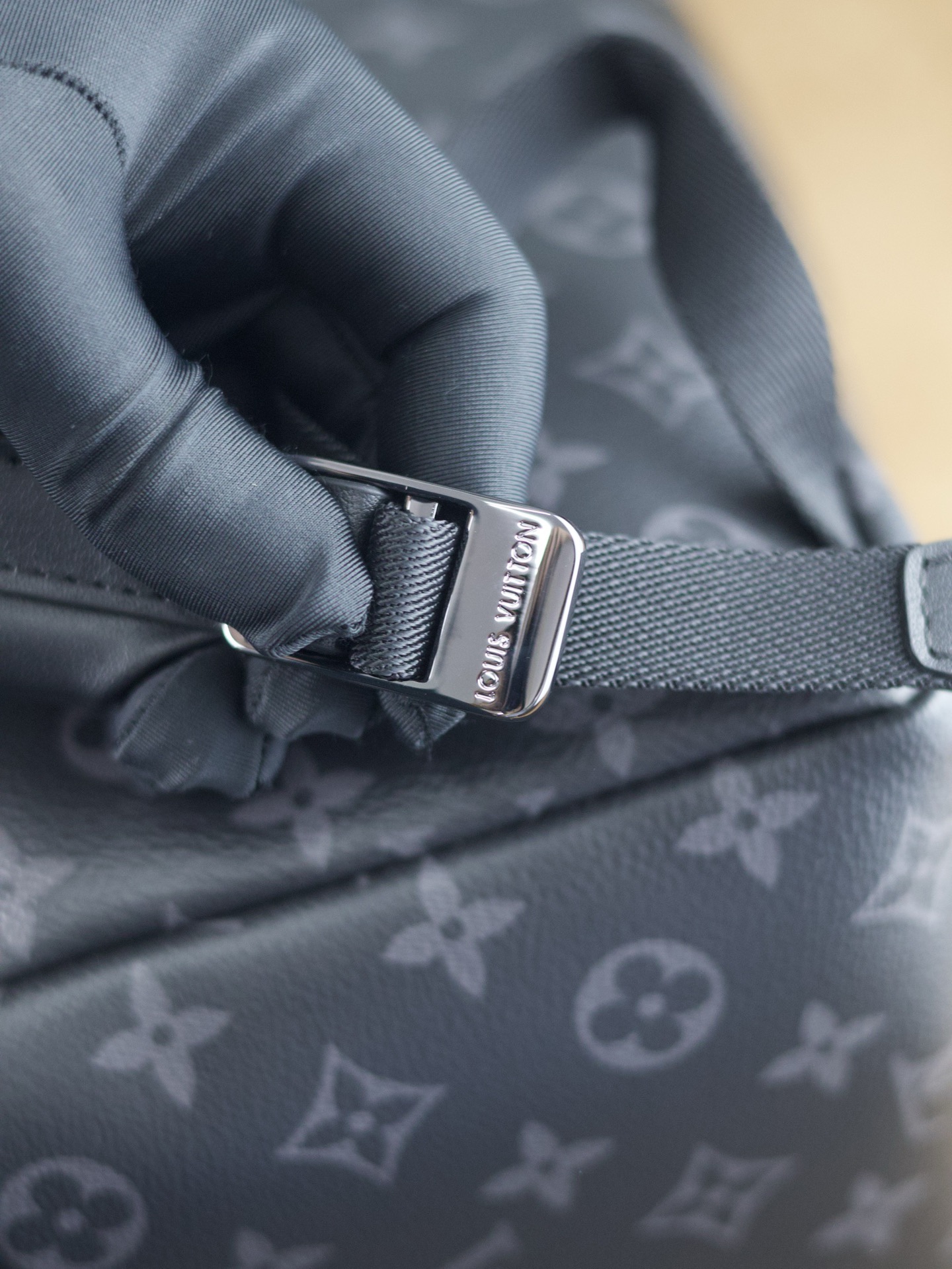 【 原單  163C01芯片版】
DISCOVERY 雙肩包
型號：M43186
材料：進口原廠面料 原廠皮
尺寸：30x40x20cm