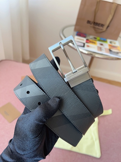 
Burberry博柏利品牌始終秉承傳統精髓，彰顯卓爾不凡的匠制工藝，優雅率性的英倫設計與銳意革新的時尚理念。3.5cm