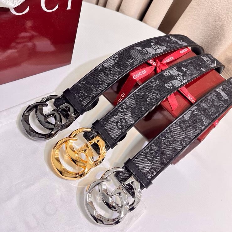 
古奇 新款 GG Marmont系列心選迷彩大理石紋GG帆布，為2026早春系列隨處可見的主要圖案之一增色添彩，40mm