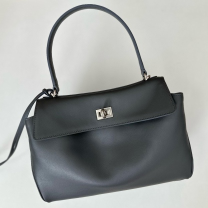 巴黎世家𝗕𝗮𝗹𝗲𝗻𝗰𝗶𝗮𝗴𝗮 💚💚出貨了！
款號：789779
尺寸：28.9×20×9.9cm