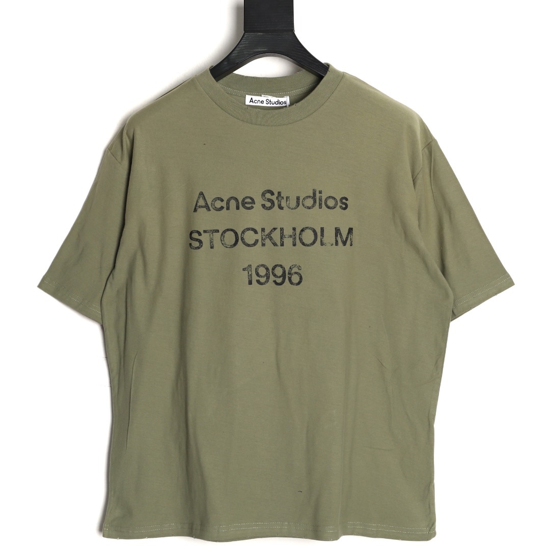 🔝Acne Studios 26SS 1996字母印花短袖T恤
面料是定制定染的32支220g原版雙紗棉，胚布經過高盂環保染色，裁大貨前還要進行高溫環縮水，降低縮水率的同時使得手感更柔軟舒適，印花方面必須五層膠漿，第一遍必須為進口打底漿，填平布料上極為細小的線洞，再由高溫床烤乾再劇頗色，採用油墨因熱平網印花，一共刷五層，每一層間隔為時間為30分鐘，才能保證出來的成品保持原版的質感，全套開發輔料
尺碼：S-XL