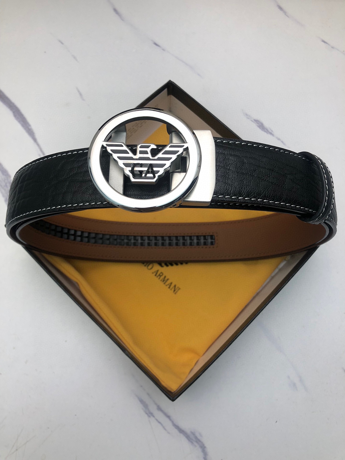 阿曼妮：原單頭層牛皮大象皮紋面，內襯頭層小牛皮底，搭配原單自動扣，可裁剪的自動帶，此款腰帶面雙採用意大利原定廠制進口牛皮帶身 ，對專版櫃足寬3.5