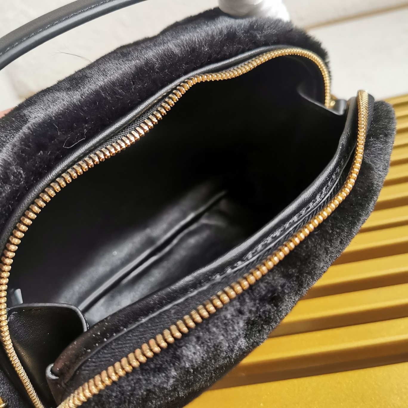 【 原單】🎉最新款迷你手袋🎉1BH208羊毛🎉🎉這款迷你手袋結構挺括，風格百搭，搭配柔軟的羊毛皮，彰顯冬日魅力。皮革細節與雙向拉鍊開合和金屬五金配件錦上添花，飾有塗琺瑯三角形金屬徽標。內配進口小羊皮，上身效果非常酷/時尚，冬天必備爆款🎉寶寶們，趕緊入手吧
尺寸：長19.5x高13x底6cm