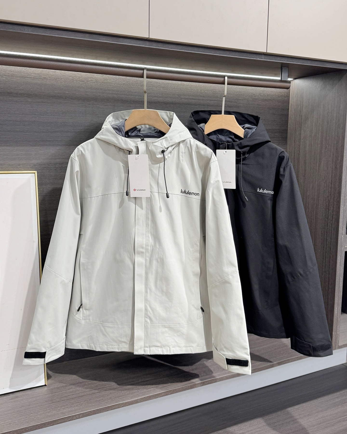 lululemon 機能衝鋒衣 | 雙緯記憶T800面料，戶外通勤全能王！
懂行的都知道，lululemon這件衝鋒衣的面料才是真·黑科技！採用雙緯記憶T800面料，防水4級以上，防風防雨、抗皺透氣、防刮耐磨，立體有型不軟塌，里料更是抗靜電布，應對乾燥天氣或特殊場所都毫無壓力！
- 防護拉滿：防潑拒水+防風鎖暖+透濕排網，暴雨天不漏水，大風天不透涼，運動時還能快速排汗，戶外徒步、通勤驟雨都能穩穩hold住。
- 細節質感：可調節抽繩連帽+隱形拉鍊口袋，胸口lululemon Logo+下擺壓印