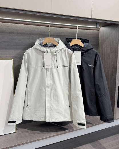 lululemon 機能衝鋒衣 | 雙緯記憶T800面料，戶外通勤全能王！
懂行的都知道，lululemon這件衝鋒衣的面料才是真·黑科技！採用雙緯記憶T800面料，防水4級以上，防風防雨、抗皺透氣、防刮耐磨，立體有型不軟塌，里料更是抗靜電布，應對乾燥天氣或特殊場所都毫無壓力！
- 防護拉滿：防潑拒水+防風鎖暖+透濕排網，暴雨天不漏水，大風天不透涼，運動時還能快速排汗，戶外徒步、通勤驟雨都能穩穩hold住。
- 細節質感：可調節抽繩連帽+隱形拉鍊口袋，胸口lululemon Logo+下擺壓印