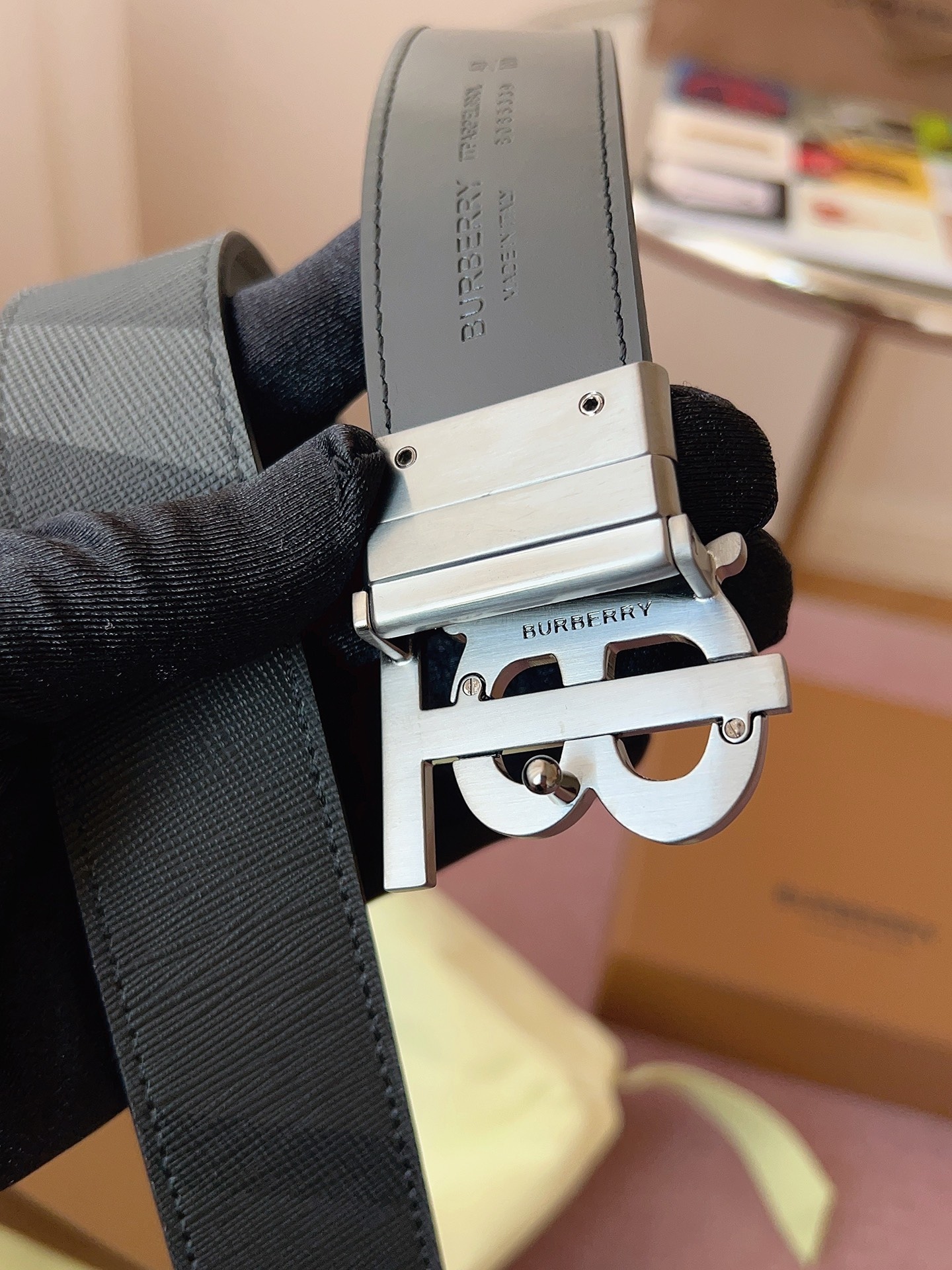 
Burberry博柏利品牌始終秉承傳統精髓，彰顯卓爾不凡的匠制工藝，優雅率性的英倫設計與銳意革新的時尚理念。3.5cm